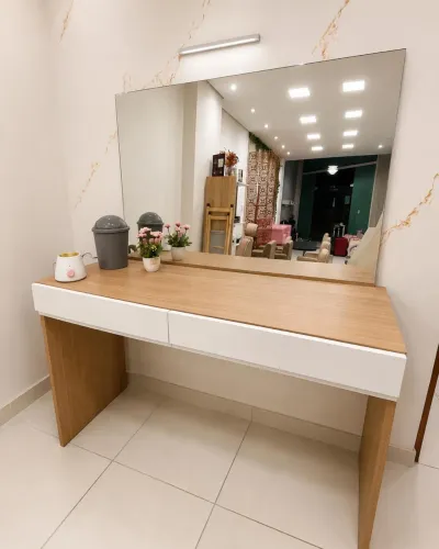 Penteadeira estilo, tampo em tom amadeirado claro com gavetas brancas. (Sem espelho)
