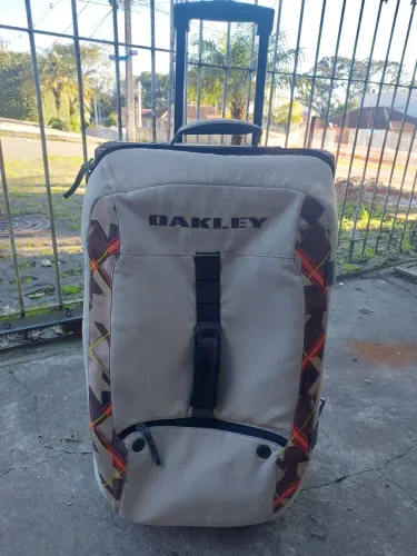 Mala da OAKLEY de rodinhas...original...