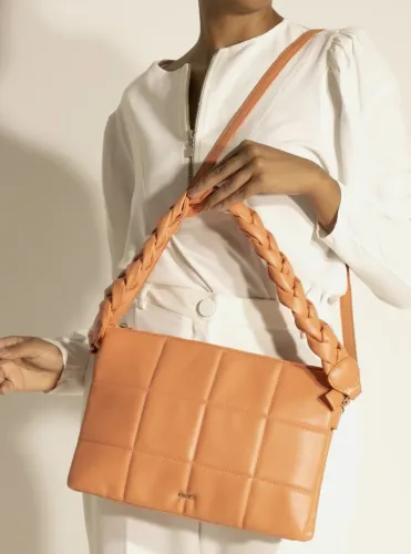 Bolsa Arezzo Laranja Matelassê Média Tira Trançada
