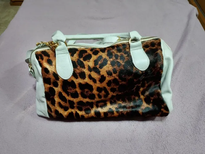 Bolsa off com onça de couro