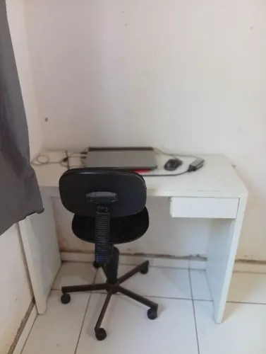 Escrivania com cadeira giratória