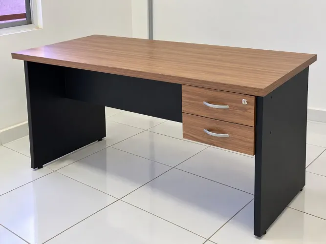 Mesa de escritório já montada com duas gavetas