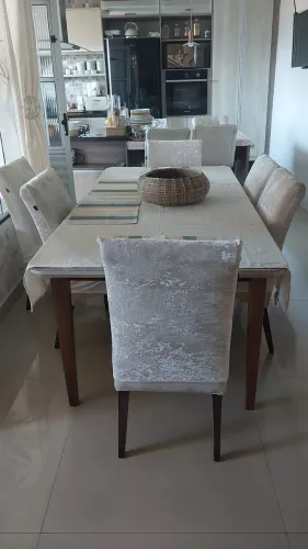 Vende-se mesa de jantar 8 lugares em ótimo estado de conservação 