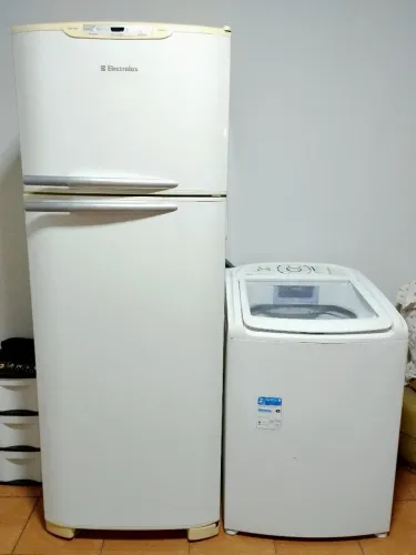 Vende-se geladeira e máquina da Eletrolux.