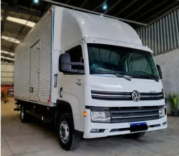 VW 11.180 4x2 Delivery Prime - 2023 (Baú 5,5m VUC com plataforma)