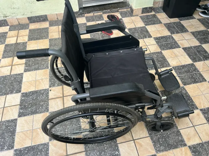 Vendo cadeira de rodas novinha usada só dentro de casa.