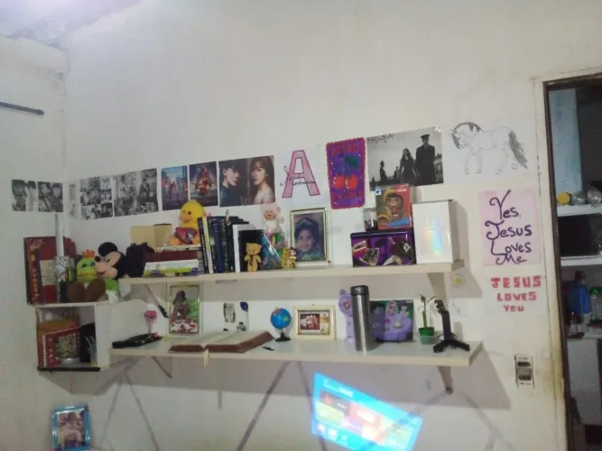 VENDO DUAS PRATELEIRAS