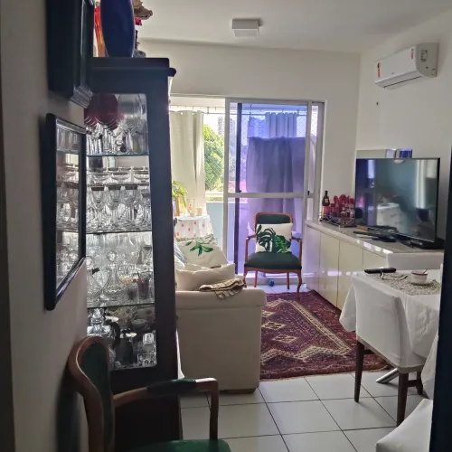 Vendo Apto VERNON, 3 quartos , sendo uma suíte e um reversível .