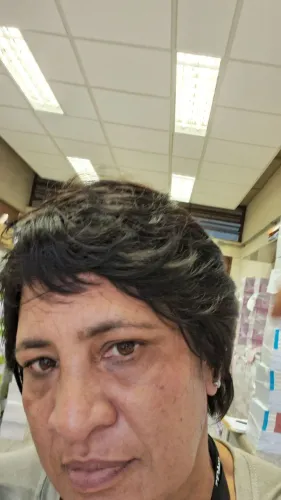 Wig curta super moderna castanho escuro repicado