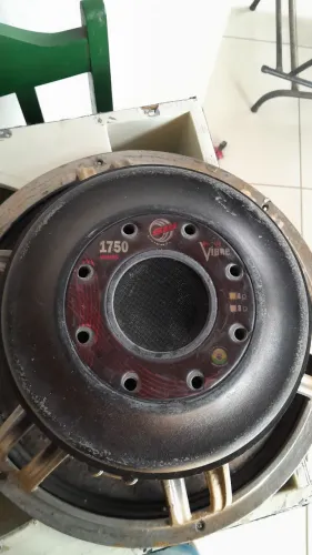 Caixa de som automotivo