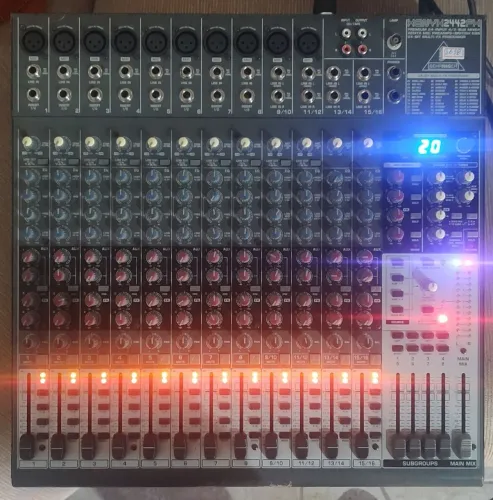 Mesa de Som Behringer Xenix 2442FX - Revisada