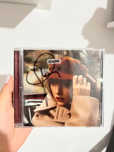 Taylor Swift - RED TV autografado