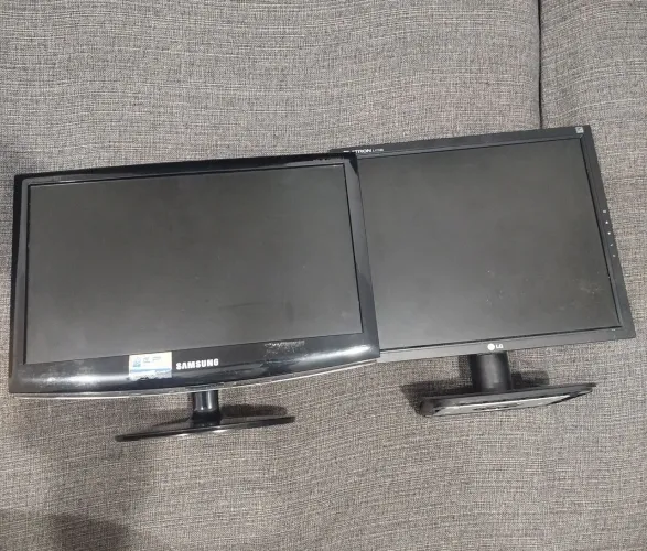 2 monitores juntos LG e Samsung
