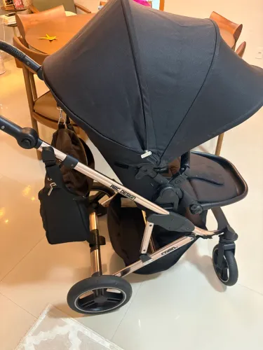 Carrinho de bebê com Moisés e bebê conforto