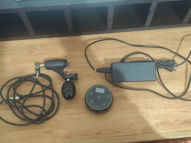 Vendo ou troco por tablet , Kindle, iPad mini Máquina + fonte tatto