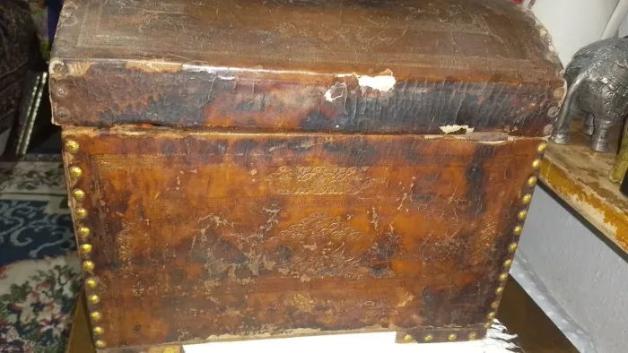 Baú antigo,revestido em couro, século xvll,ou século xvlll,