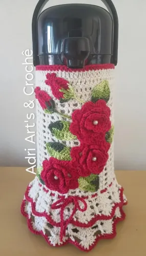 Capa em crochê com rosas para garrafa térmica com capacidade 1,8 litros. Tamanho Grande  