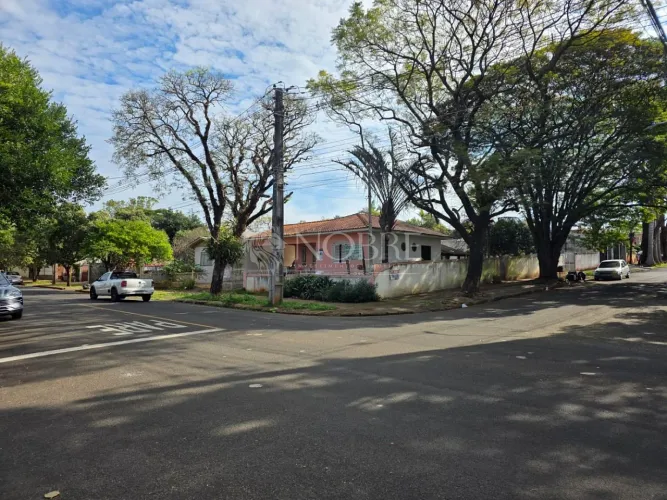 Rua Evaristo da Veiga esquina com Mário Mosteschio