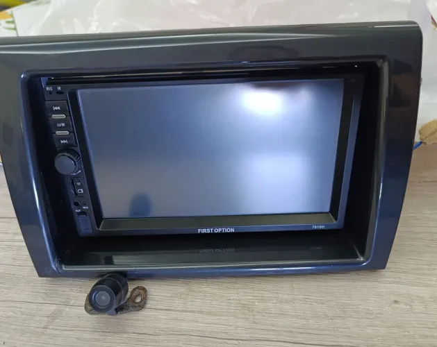 Central multimídia com câmera de ré e bluetooth.
