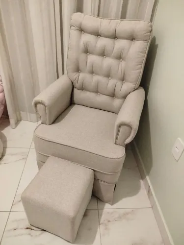 Vendo poltrona de amamentação com apoio para os pés 