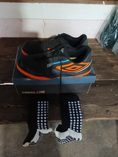 Vendo chuteira umbro pro 5 club tamanho 38 39 acompanha meia antiderrapante e caixa
