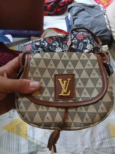 Vendo bolsas usadas tem 1 masculina e 3 femininas sendo 2 de praia e 1 pequena casual 