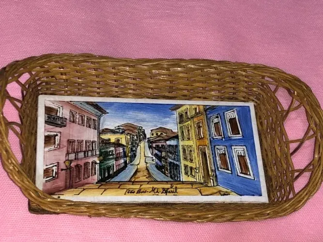 Cestinho Trançado com Azulejo (São Luís, Maranhão)