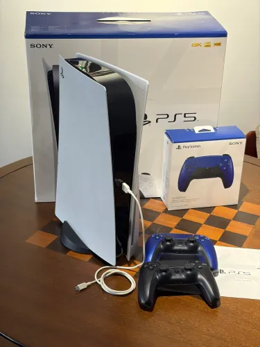 PS5 825GB com leitor de disco + 2 Controles. Com nota fiscal