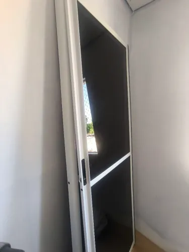 Porta de vidro e alumínio, ideal para varanda .