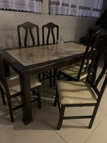 Vendo mesa de cozinha com 6 cadeiras em bom estado