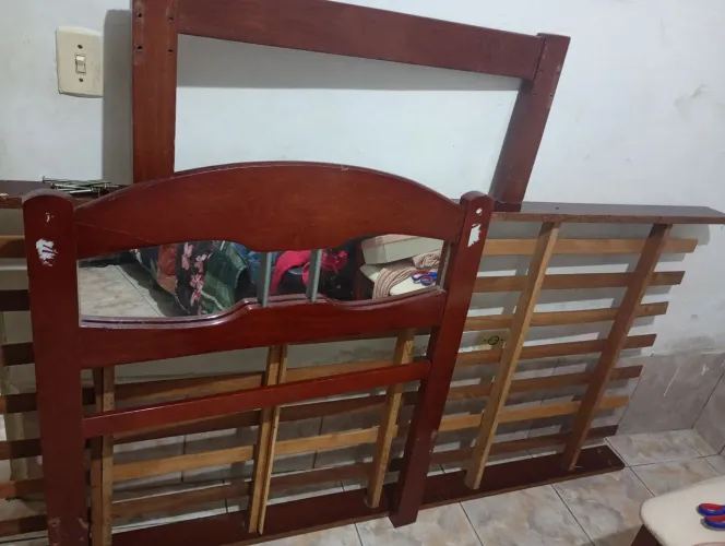 Vende-se cama de solteiro por 100 reais no Pix para retirar .