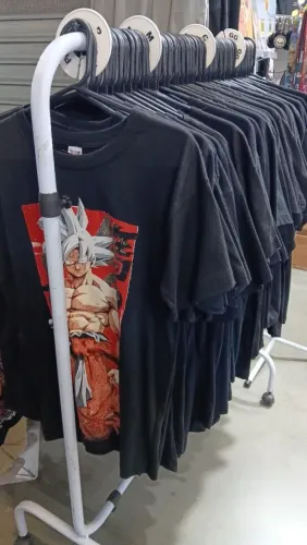LOTE DE 142 CAMISETAS DE ANIME E BANDAS VARIADAS