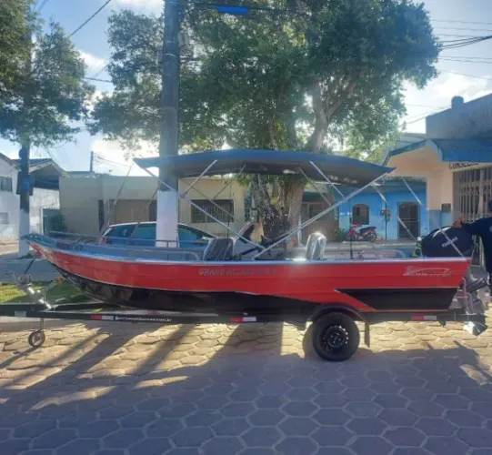 Lancha 18 Pés (5,5m) | Motor Yamaha 40HP + Reboque | Completa e Pronta para Navegar!