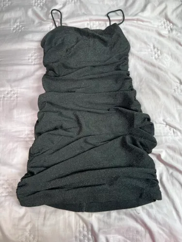 Vestido tubinho drapeado e brilhoso 