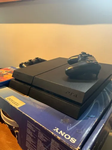 PS4 + 2 Controles + Red Dead Redemption 2, com Caixa