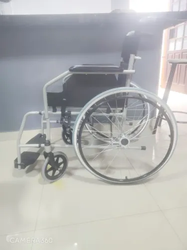 Vendo Cadeira de rodas semi nova.