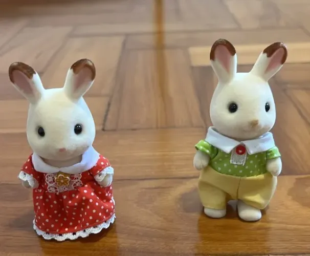 Dois coelhinhos da Sylvannian Family seminovos (nunca usados!)