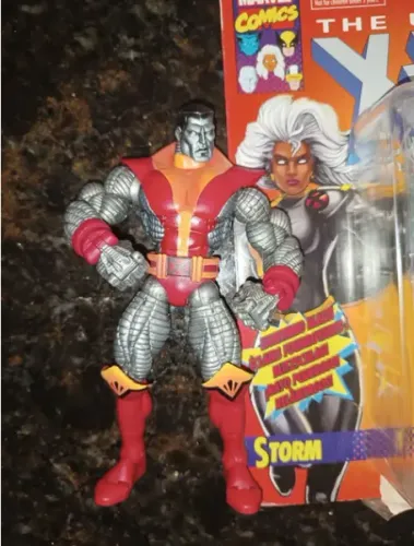 MARVEL LEGENDS COLOSSUS TOYBIZ - DEFEITO NO ABDOMEN