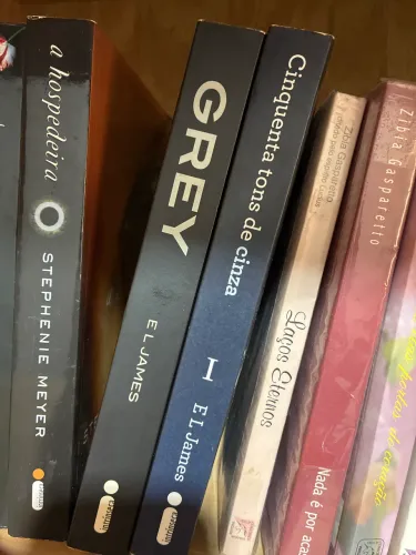 Livros saga Cinquenta Tons de Cinza 2