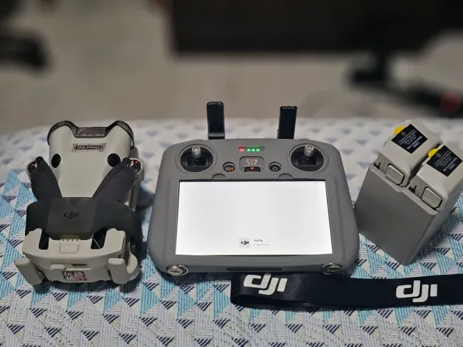 Drone Mini 4 Pro completo + bolsa DJI e todos os acessórios.