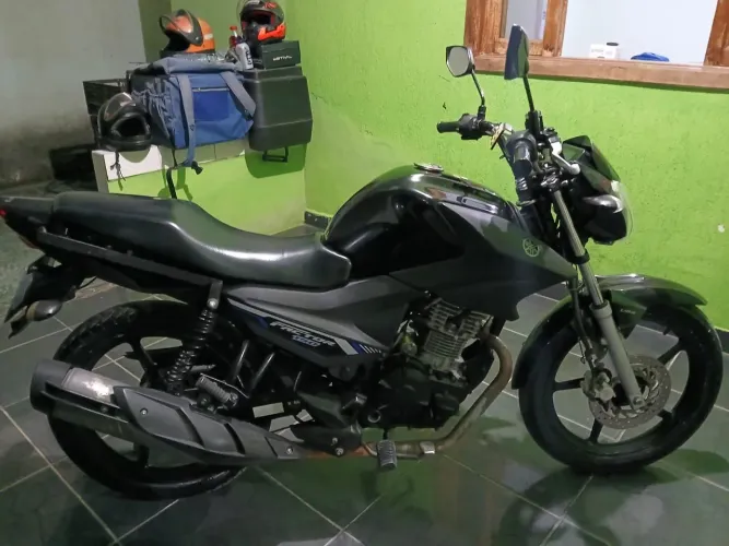 Moto Yamaha Street preta 