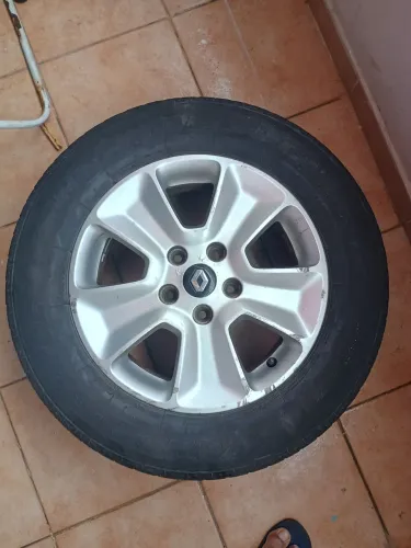 roda de liga leve com pneu  original Renault para os modelos Captur e Duster  aro 16
