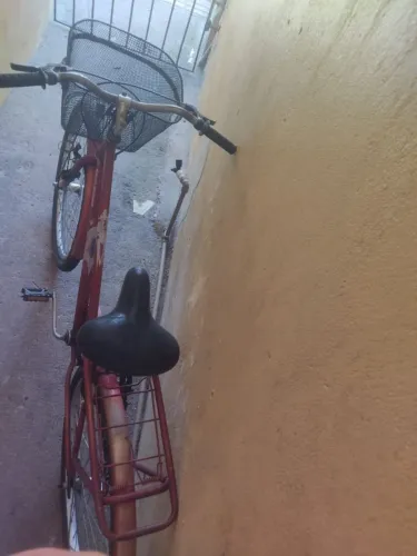 Bicicleta de Passeio Vermelha com Cestinha e Bagageiro - MacapáPreço: R$ 500