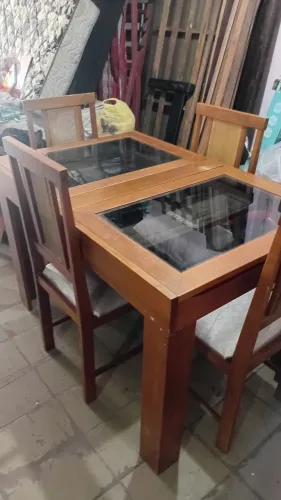 Mesa de madeira (Imbuia) com 4 cadeiras