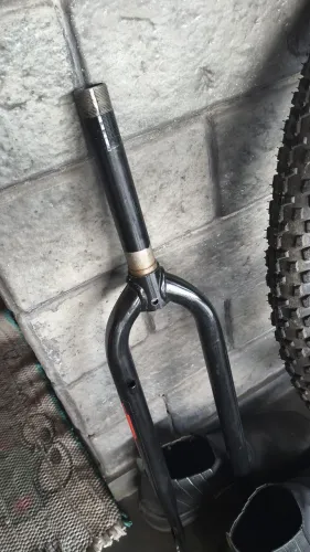 Garfo rígido Aro 29 fara freio a Disco