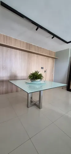 Linda mesa de vidro, com o pé em inox