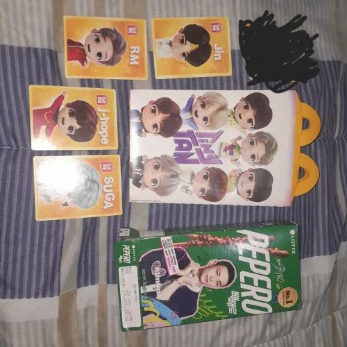 Apenas a Caixa de pepero hyunjin stray kids e caixa do McDonald's BTS + CARDS