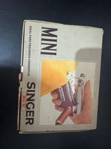 Mini Máquina de Costura Portátil SINGER
