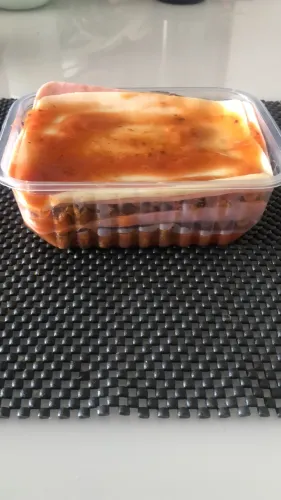 Lasanhas sabores bolonhesa e frango com molho branco 
