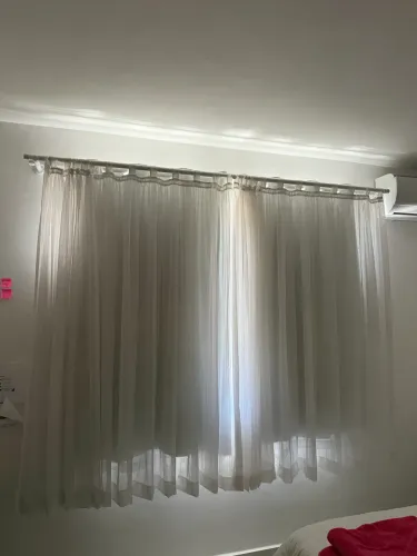 Cortina blackout com voil branco na frente e varão